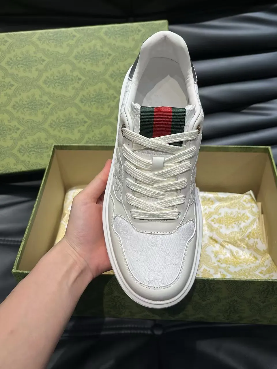 Factory price: 460💰Gucci new men's shoes GUCCI [Lightning] latest shoes are shipped. Original quality, fashionable, special materials, sheepskin lining, new packaging. The foot feels super comfortable and the workmanship is impeccable. Size: 38-44, customized 45